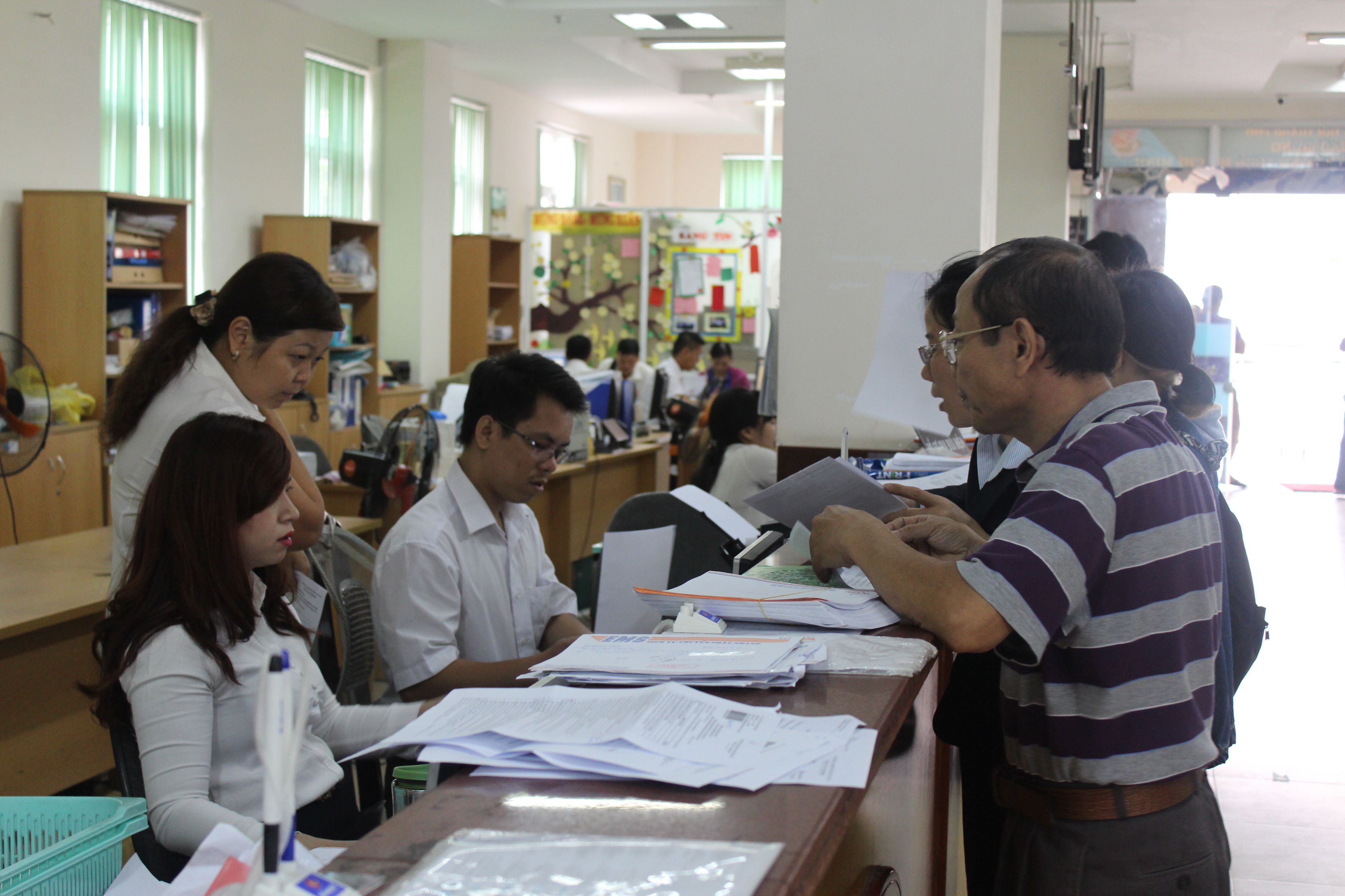 Người lao động làm thủ tục tại cơ quan BHXH TP HCM. ẢNH: TRƯỜNG HOÀNG