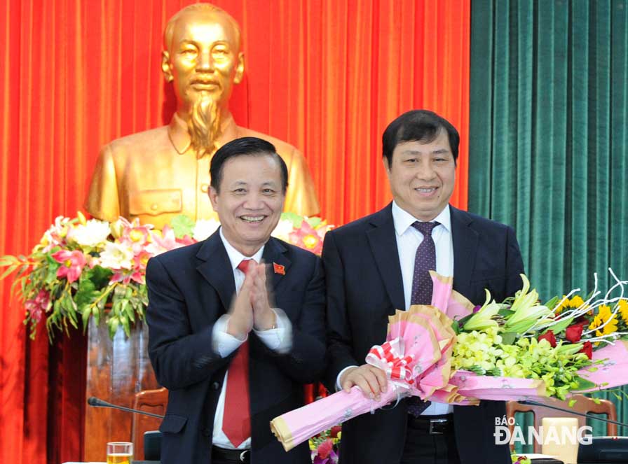 &Ocirc;ng Huỳnh Đức Thơ (b&ecirc;n phải) được bầu giữ chức Chủ tịch UBND TP Đ&agrave; Nẵng ng&agrave;y 26-1-2015