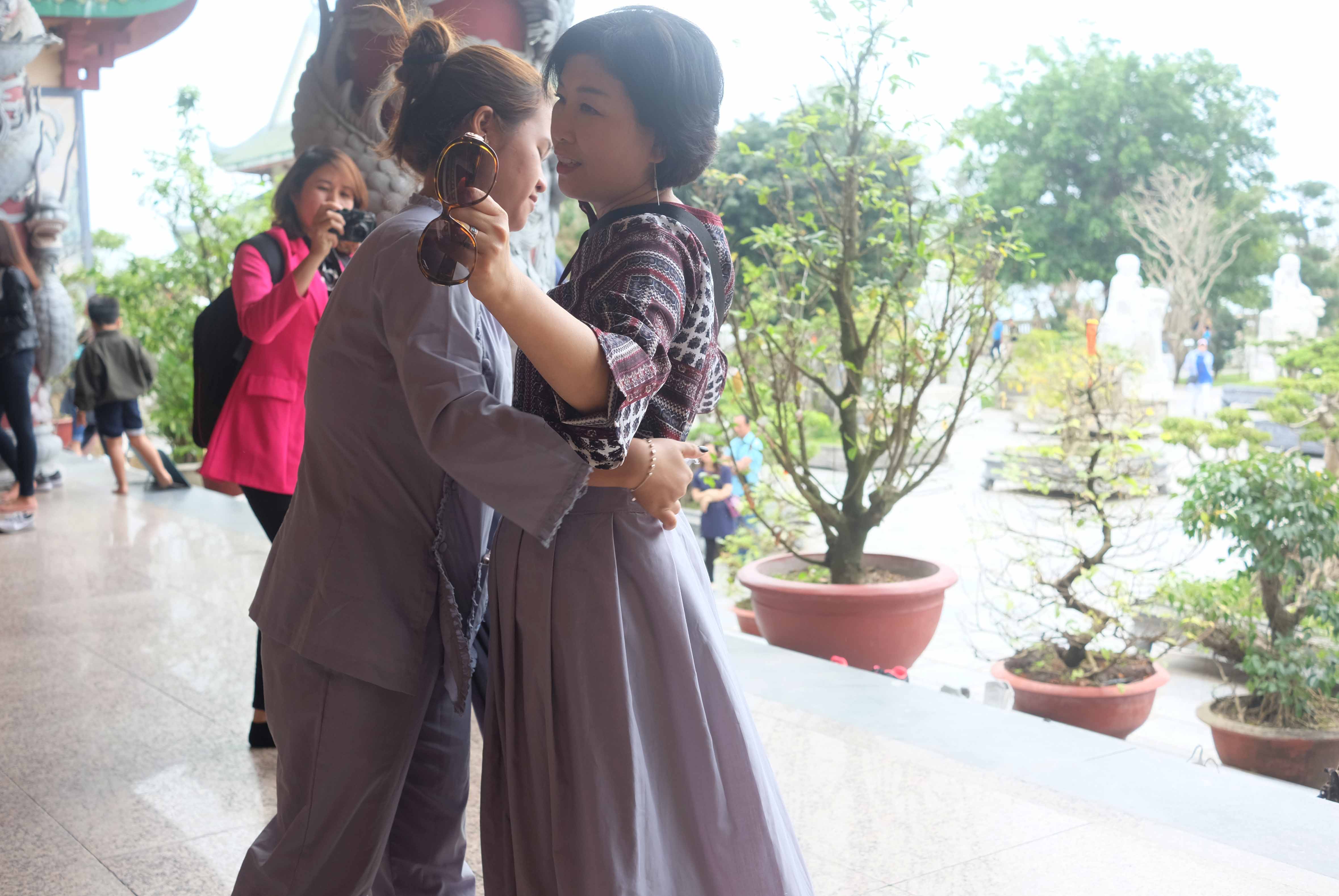 Phật tử mang thêm váy choàng che phủ đến gót chân cho nữ du khách mặc váy