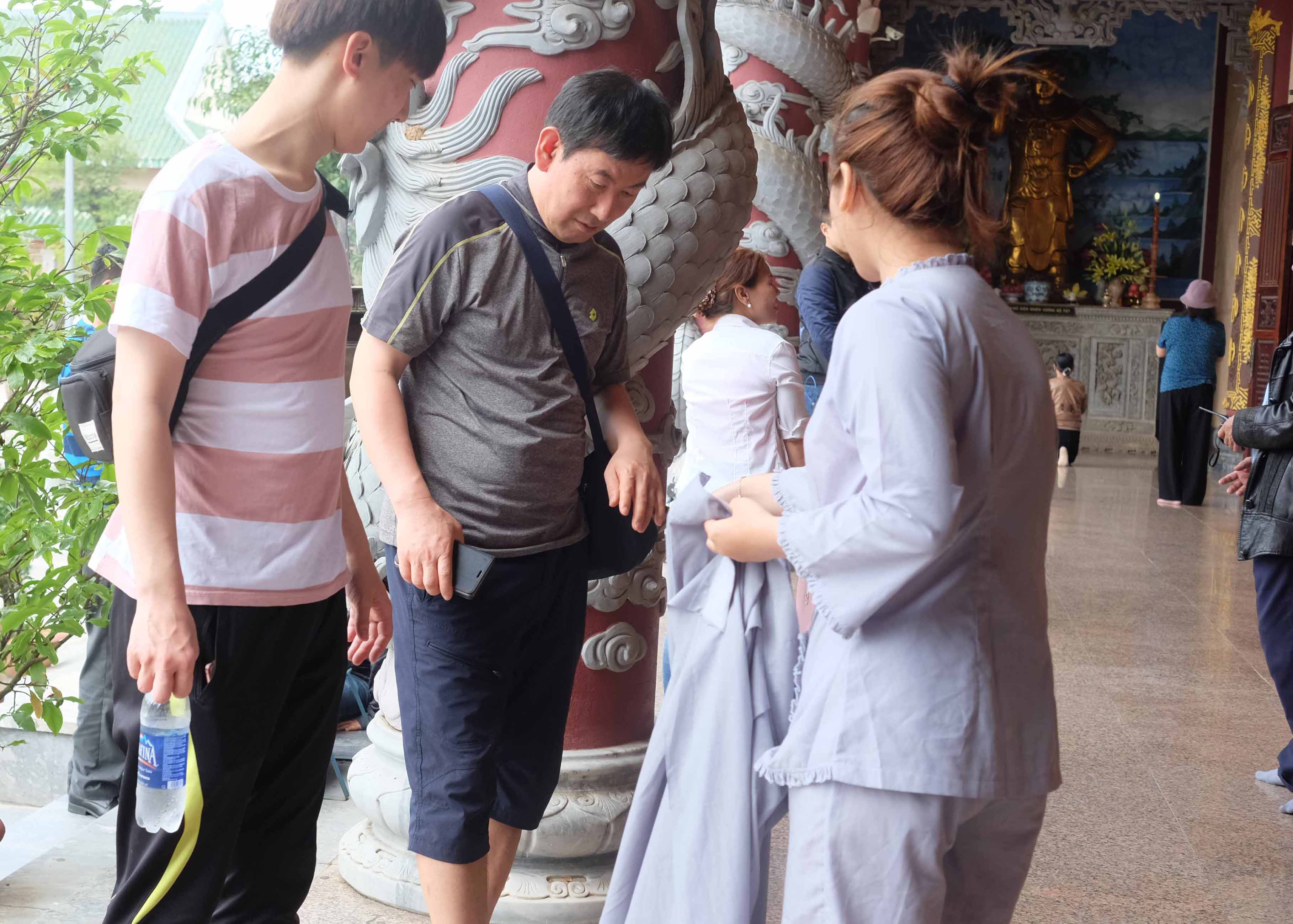 Khách nam mặc quần đùi cũng phải mang váy choàng