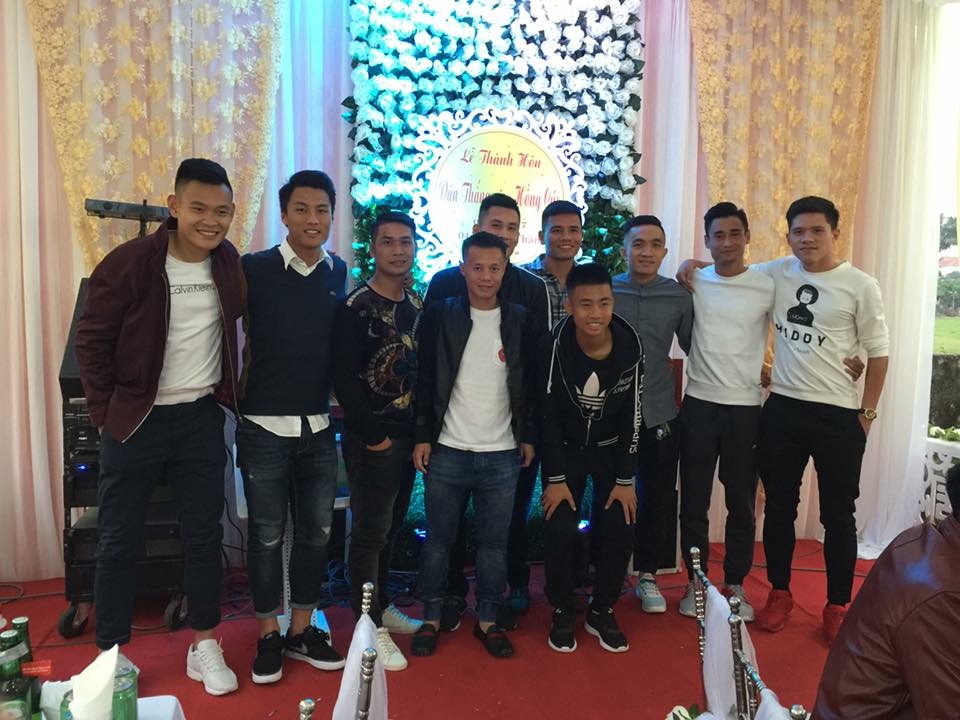 Tuyển thủ Việt mừng đám cưới tiền vệ Thắng "điếc"