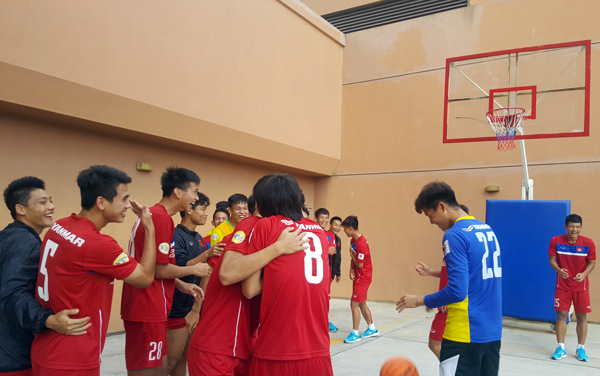U22 Việt Nam chơi bóng rổ, Hồ Tuấn Tài cười rạng rỡ - Ảnh 4.