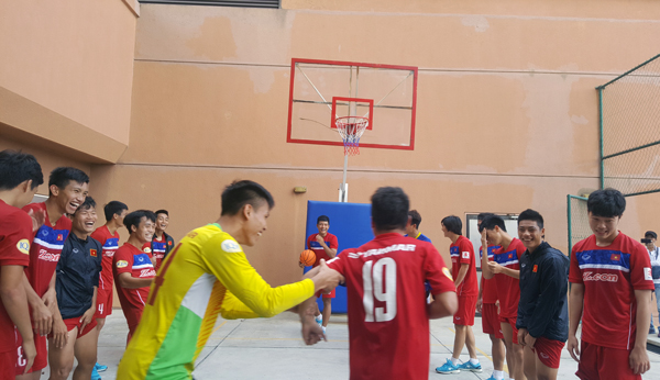 U22 Việt Nam chơi bóng rổ, Hồ Tuấn Tài cười rạng rỡ - Ảnh 3.