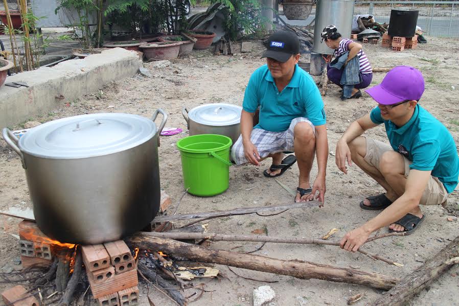 Công nhân nhà trọ tại quận Thủ Đức, TP HCM thi nấu bánh chưng, bánh tét