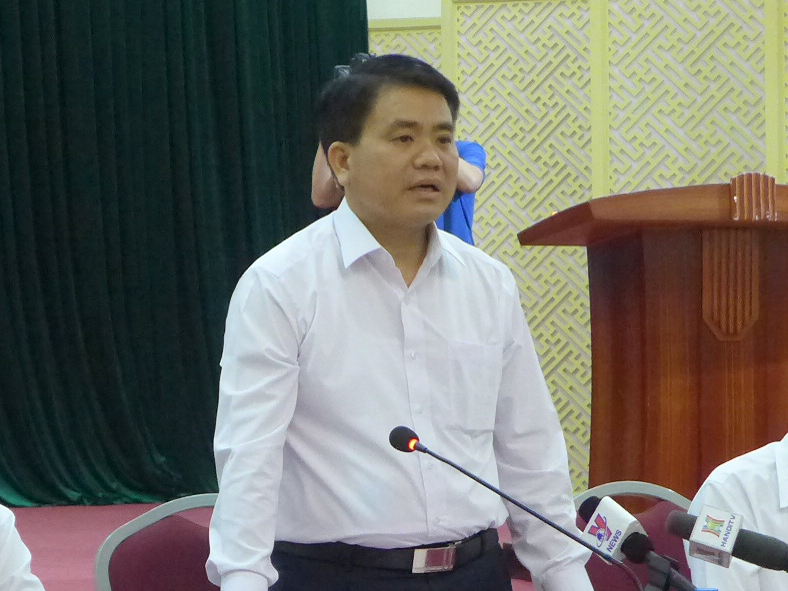 
Chủ tịch UBND TP H&agrave; Nội Nguyễn Đức Chung trong cuộc gặp gỡ b&aacute;o ch&iacute; tối ng&agrave;y 20-4 tại trụ sở Huyện ủy Mỹ Đức
