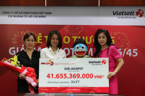 Nghệ sĩ Thoại Mỹ bán vé số Vietlott thu hơn chục triệu mỗi ngày