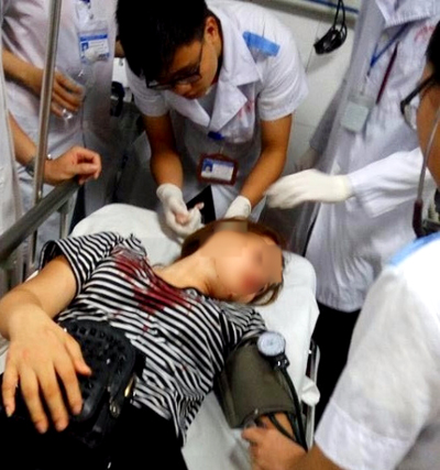 Công an TP Vinh: Sĩ quan công an có mặt nhưng không đánh cô gái - Ảnh 2.