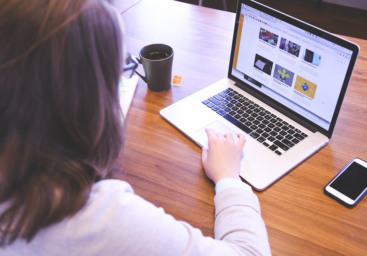 Người Việt trẻ kiếm tiền tỉ qua Internet