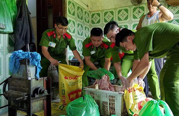 Bắt quả tang một cơ sở chế biến "chui" gần 300kg mỡ bẩn