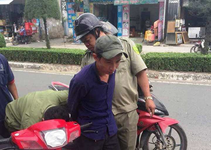 Bị cự tuyệt, chồng rượt đâm vợ cũ - Ảnh 2.