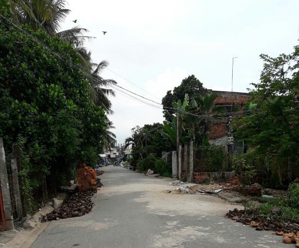Bị c&ocirc;n đồ x&ocirc;ng v&agrave;o nh&agrave; truy s&aacute;t - Ảnh 1.