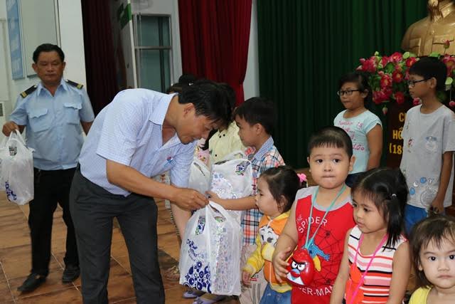 
Kh&ocirc;ng chỉ chăm lo cho CNVC-LĐ, con của CNVC-LĐ c&oacute; ho&agrave;n cảnh kh&oacute; khăn cũng được LĐLĐ quận B&igrave;nh T&acirc;n quan t&acirc;m hỗ trợ kịp thời
