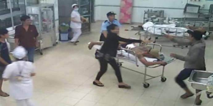 20 côn đồ xông vào bệnh viện truy sát bệnh nhân cấp cứu
