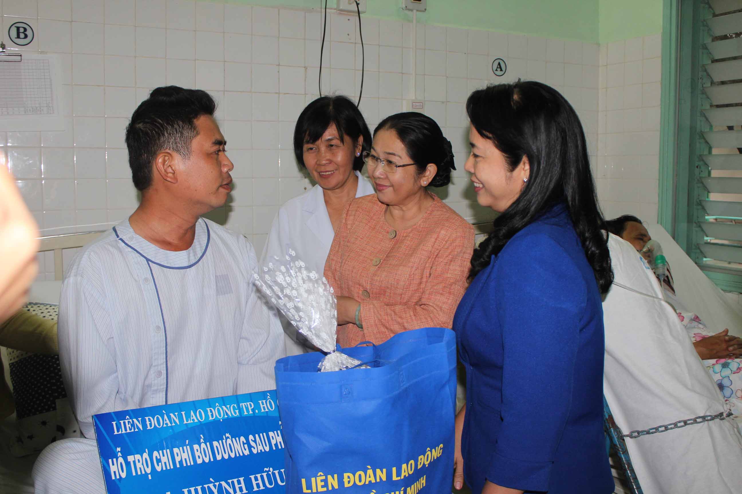 Chăm lo Tết cho công nhân, sinh viên khó khăn