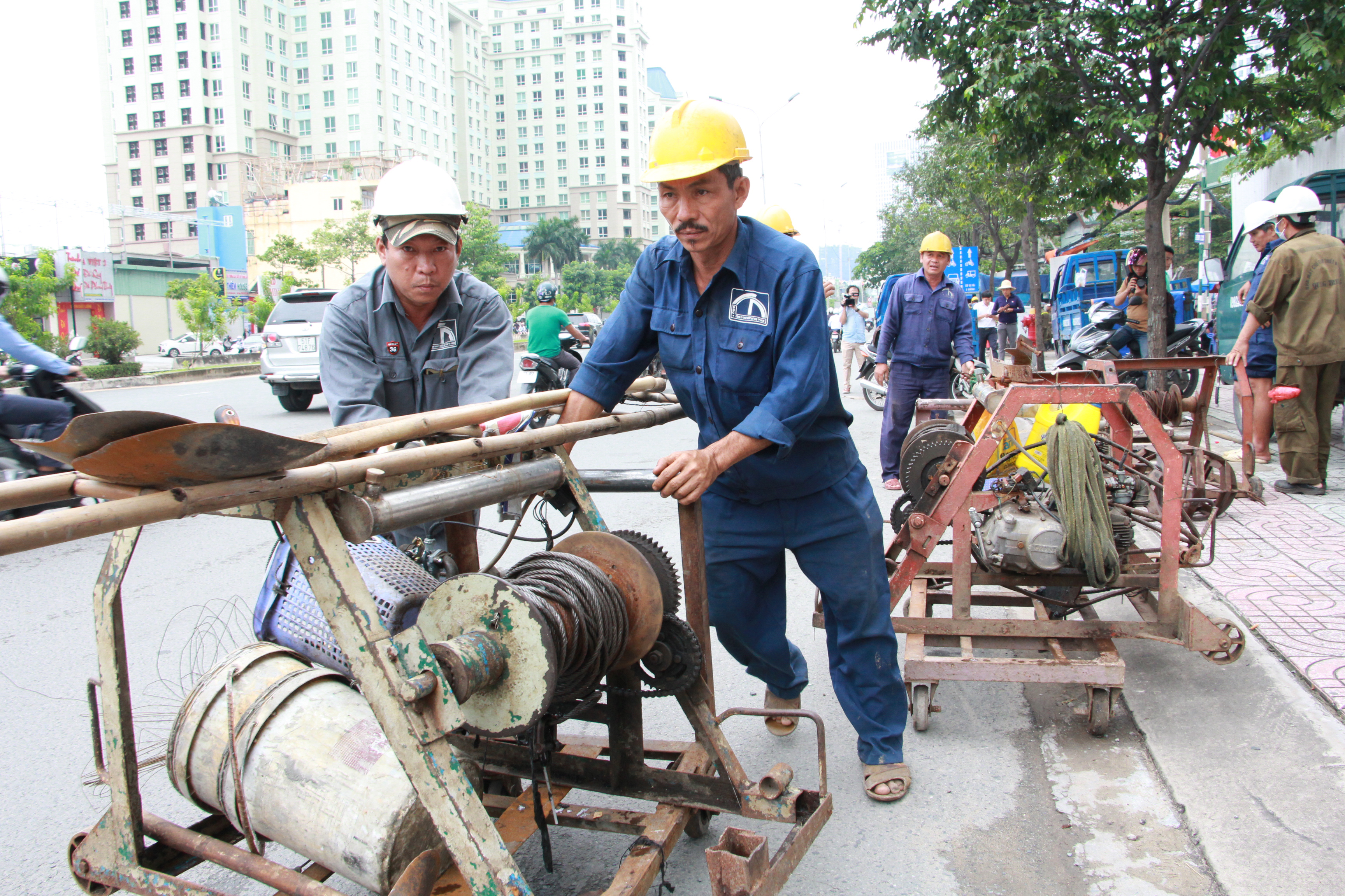 Vụ máy bơm khủng thất thủ: Kiểm soát chất thải xây dựng đổ xuống cống - Ảnh 1.