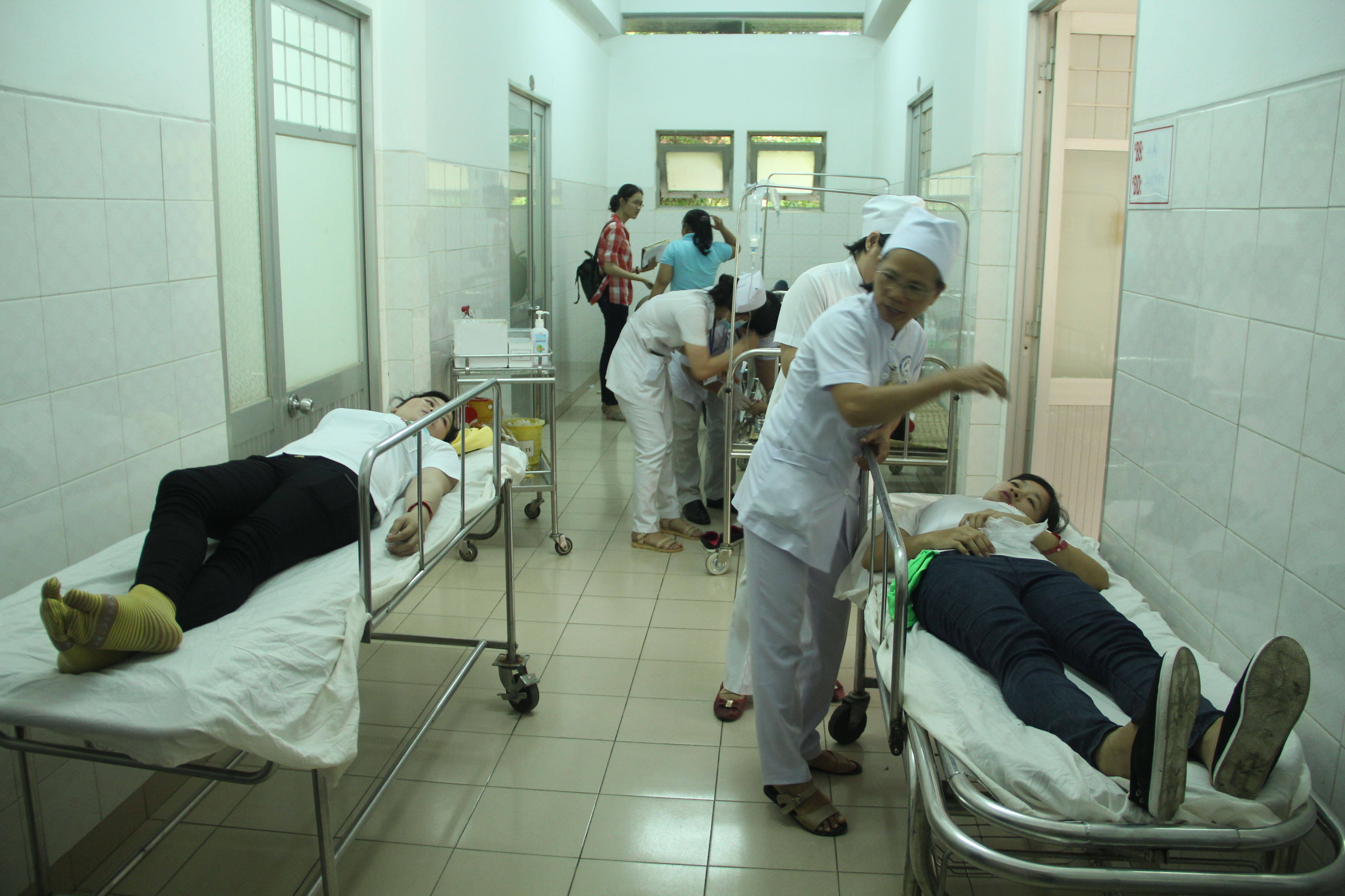 Bị ngộ độc, nhiều nữ công nhân tiểu tiện không kiểm soát