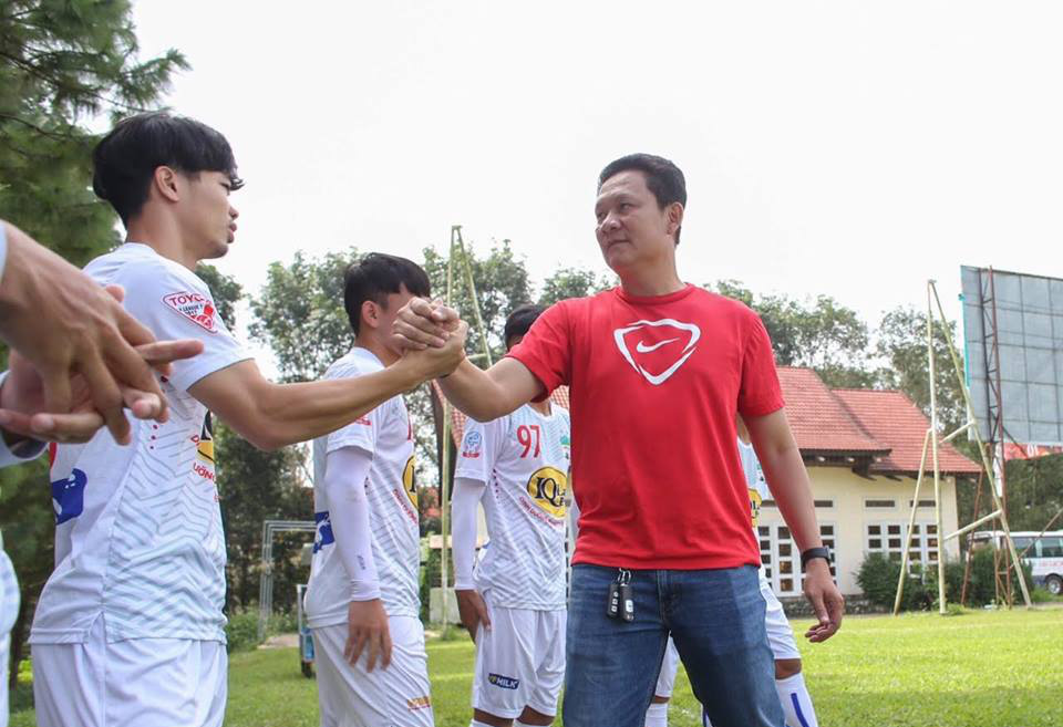 Khoảnh khắc bàn giao ghế HLV trưởng HAGL: Vui buồn lẫn lộn