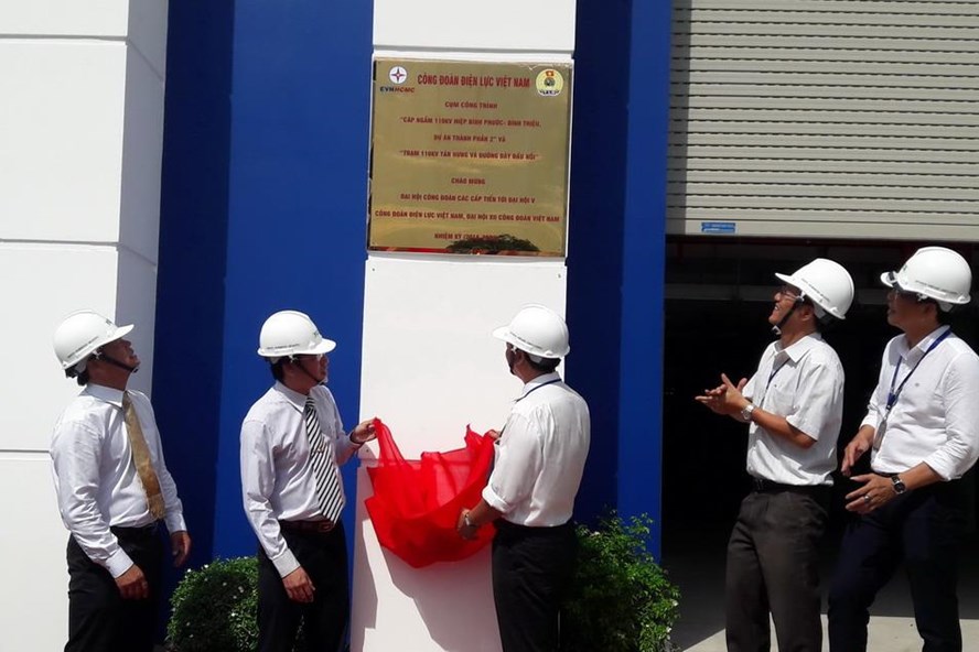 EVN HCMC gắn biển 2 c&ocirc;ng tr&igrave;nh điện - Ảnh 1.