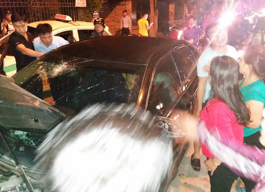Cảnh sát gây tai nạn liên hoàn, cố thủ trong xe "điên"