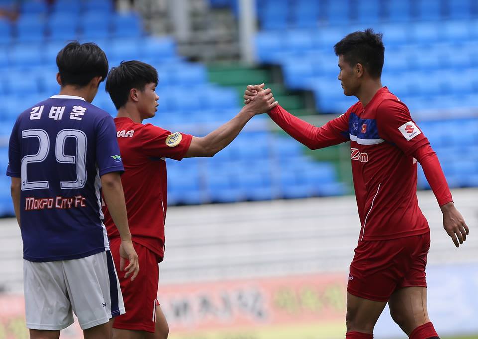 Đức Chinh (phải) lập cú đúp giúp U23 Việt Nam thắng đậm Mokpo City 4-1