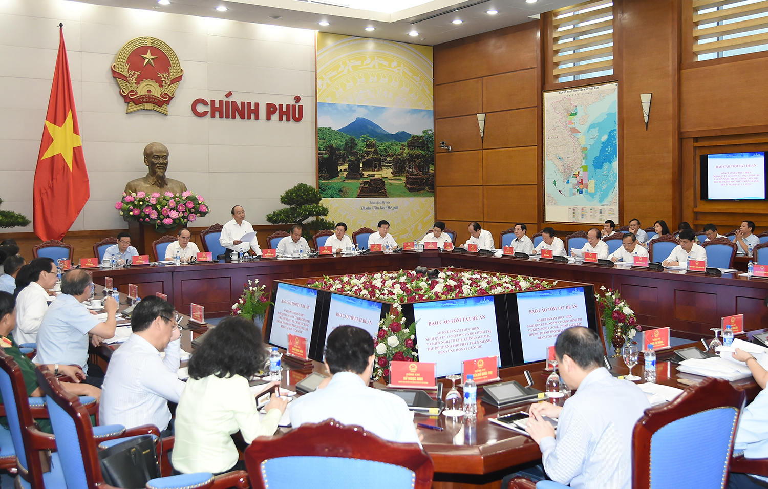 Thủ tướng: Ph&acirc;n cấp, ph&acirc;n quyền tối đa cho TP HCM - Ảnh 2.
