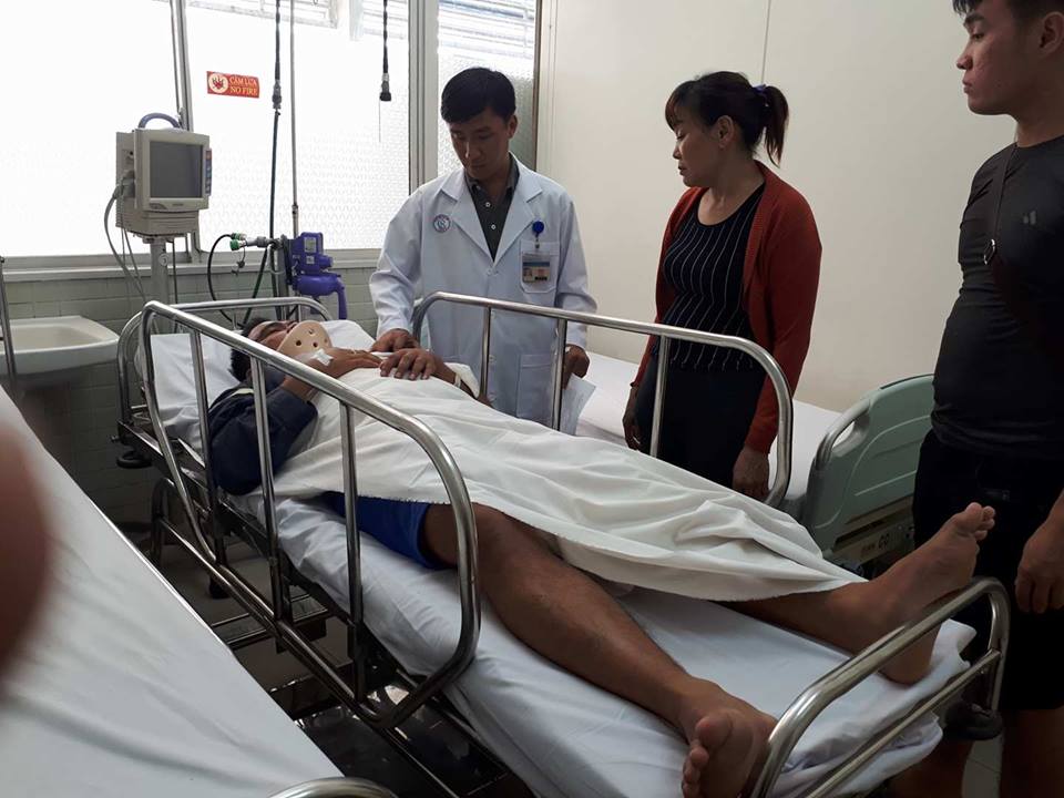 Một chiến sĩ PCCC trong vụ sập nh&agrave; B&igrave;nh T&acirc;n bị g&atilde;y cột sống - Ảnh 1.