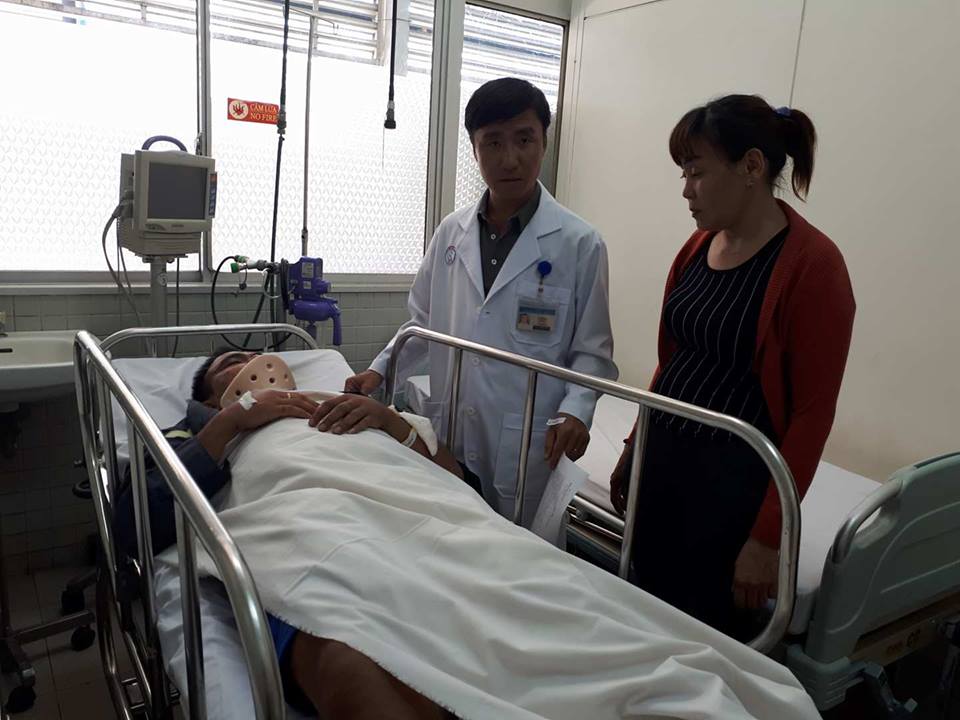 Một chiến sĩ PCCC trong vụ sập nhà Bình Tân bị gãy cột sống