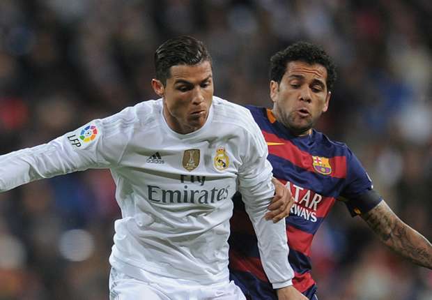 Alves (phải) thường xuyên đối đầu Ronaldo khi còn ở Tây Ban Nha