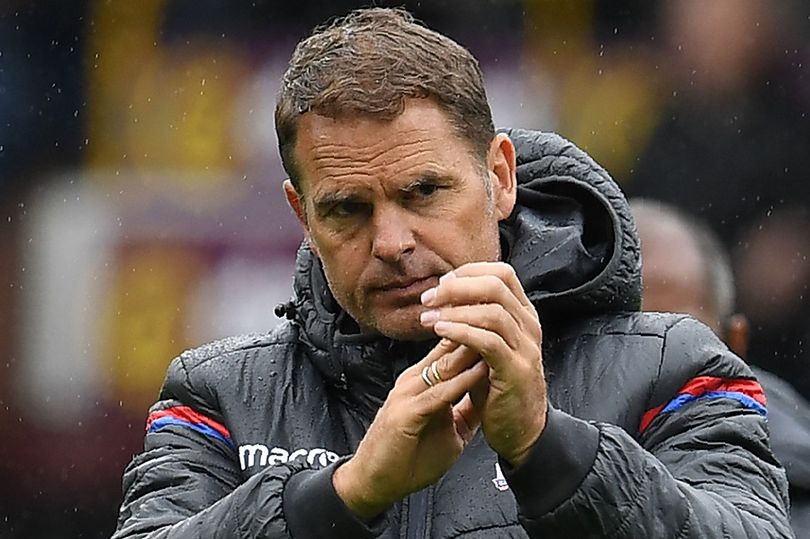 HLV Frank de Boer bị sa thải sau 4 vòng đấu - Ảnh 1.