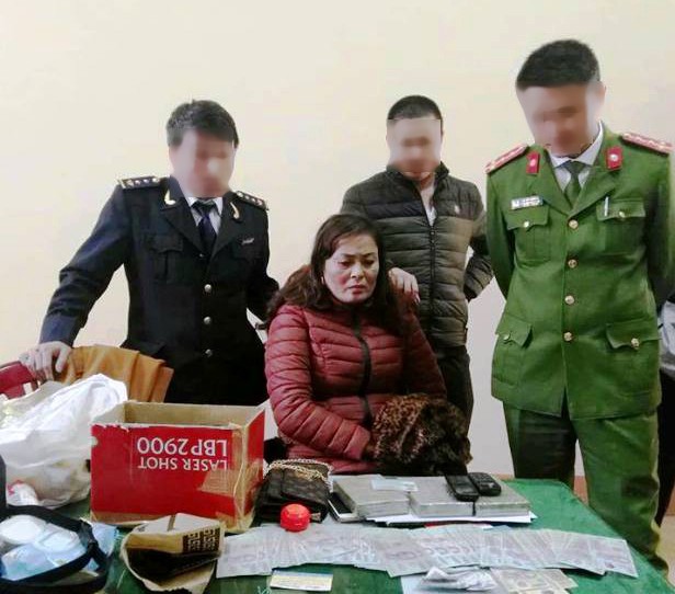 Cảnh s&aacute;t biển bắt người phụ nữ &ocirc;m 3 b&aacute;nh heroin v&agrave;o Nam - Ảnh 1.
