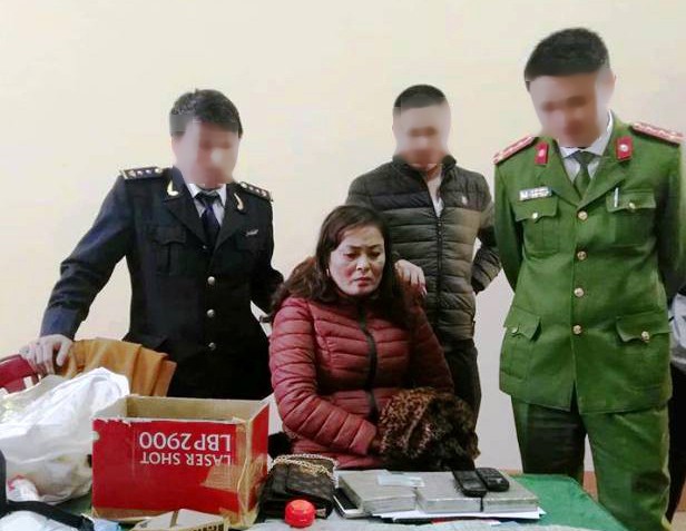 Cảnh sát biển bắt người phụ nữ "ôm" 3 bánh heroin vào Nam