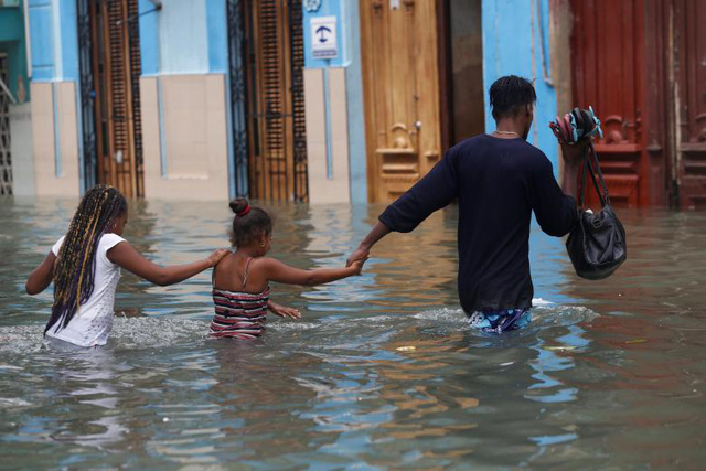 Bão Irma đã đến Mỹ, sóng cao 6 m vẫn ập vào Cuba - Ảnh 10.
