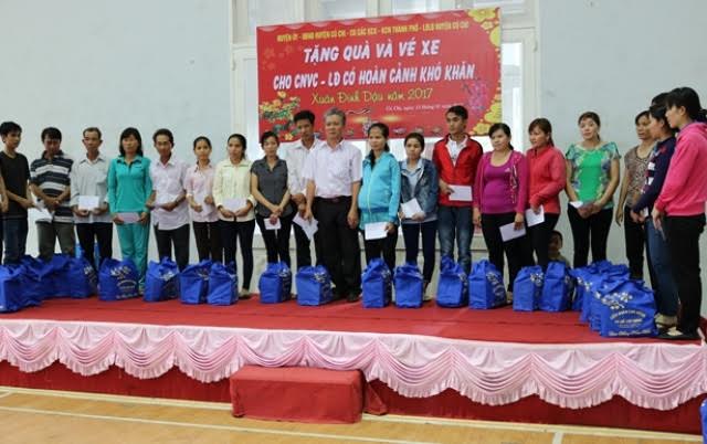 
Những phần qu&agrave; Tết do LĐLĐ huyện Củ Chi v&agrave; Ban Quản l&yacute; c&aacute;c KCX- KCN TP trao tặng đ&atilde; mang lại sự ấm &aacute;p cho c&aacute;c CNVC-LĐ c&oacute; ho&agrave;n cảnh kh&oacute; khăn dịp xu&acirc;n về.
