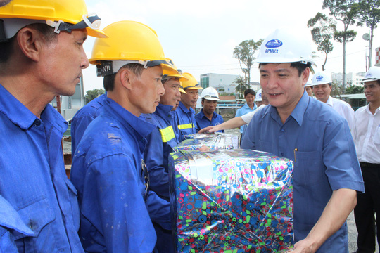Chủ tịch Tổng LĐLĐ Việt Nam Bùi Văn Cường thăm hỏi, tặng quà công nhân thi công cầu Ghềnh Ảnh: Xuân Hoàng
