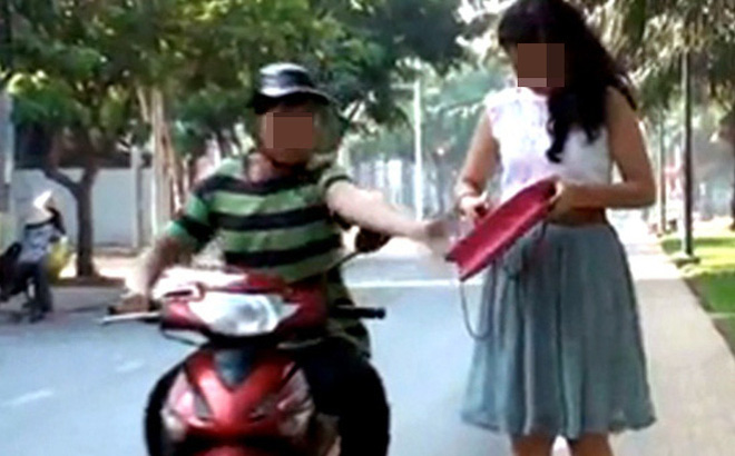 Một giáo viên “phục” trước ngân hàng để cướp