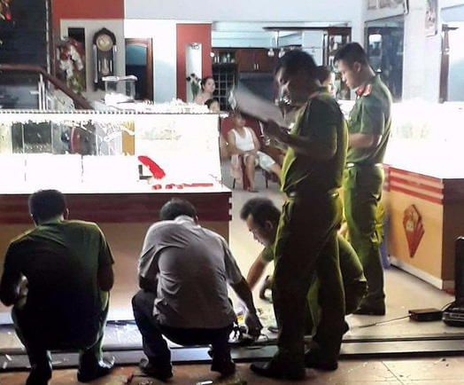 Bắt được 2 đối tượng dùng đá đập kính cướp tiệm vàng ở Đà Nẵng - Ảnh 2.