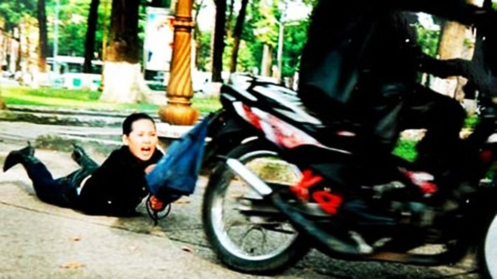 Bất lực nhìn bạn gái bị dọa chích điện cướp xe