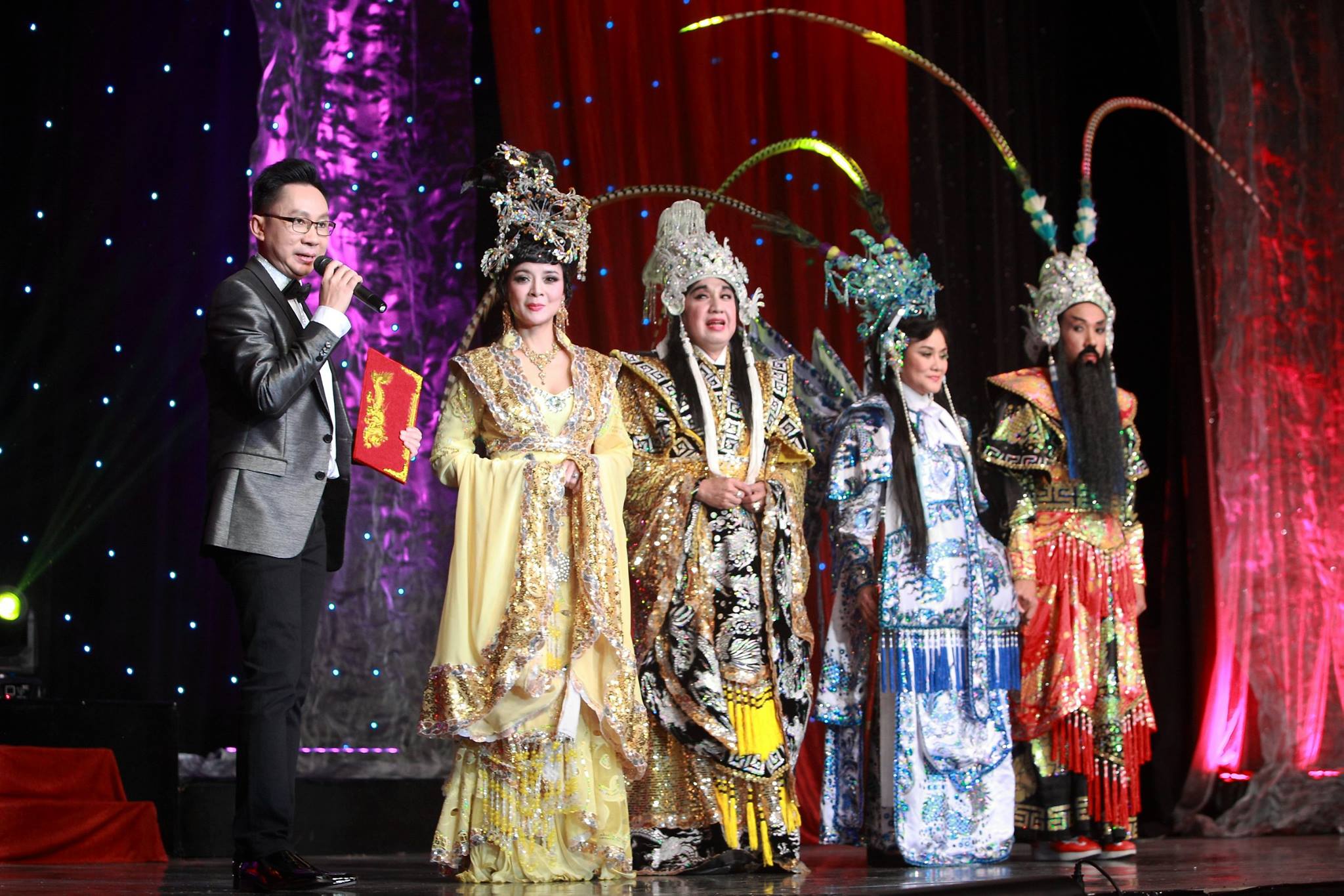 MC Thanh Tùng và các nghệ sĩ trong một suất hát biểu diễn phục vụ tết Nguyên đán tại Mỹ