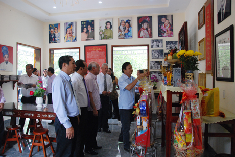 NSND đạo diễn Trần Ngọc Giàu - Giám đốc Nhà hát cải lương Trần Hữu Trang, thắp hương trước bàn thờ tác giả Trần Hữu Trang tại nhà lưu niệm