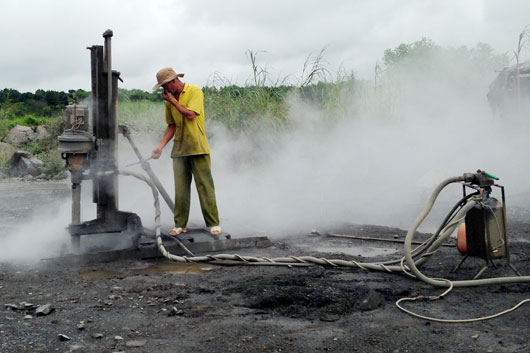 Bị bụi đá chui vào phổi, công nhân Bình Định chết mòn - Ảnh 1.