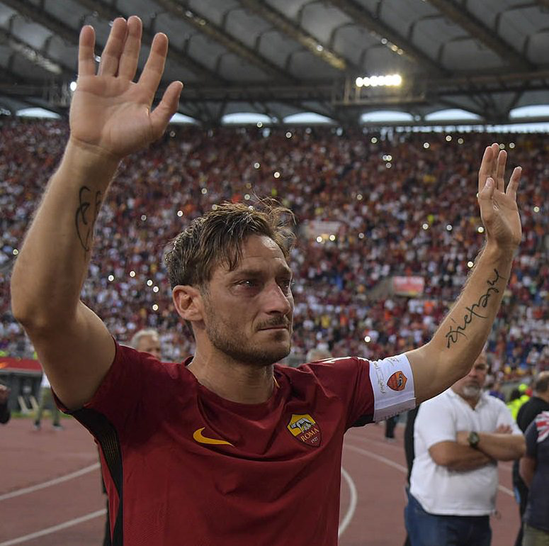 Totti ngấn lệ trong ngày giã từ sân cỏ