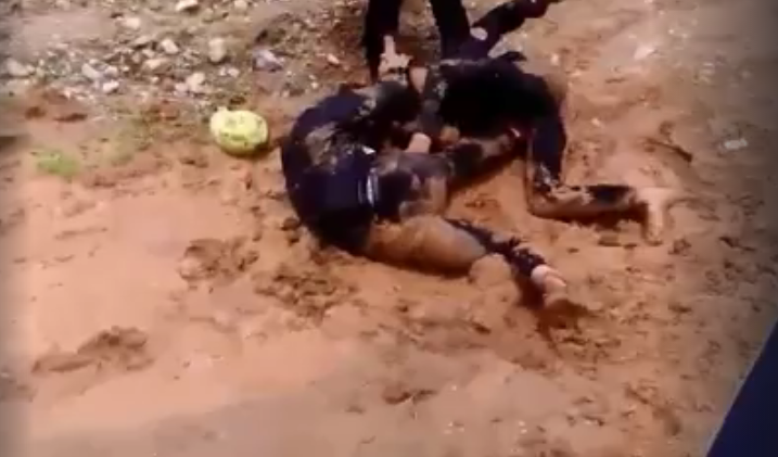 Xôn xao clip 2 nhóm nữ sinh đánh nhau dã man