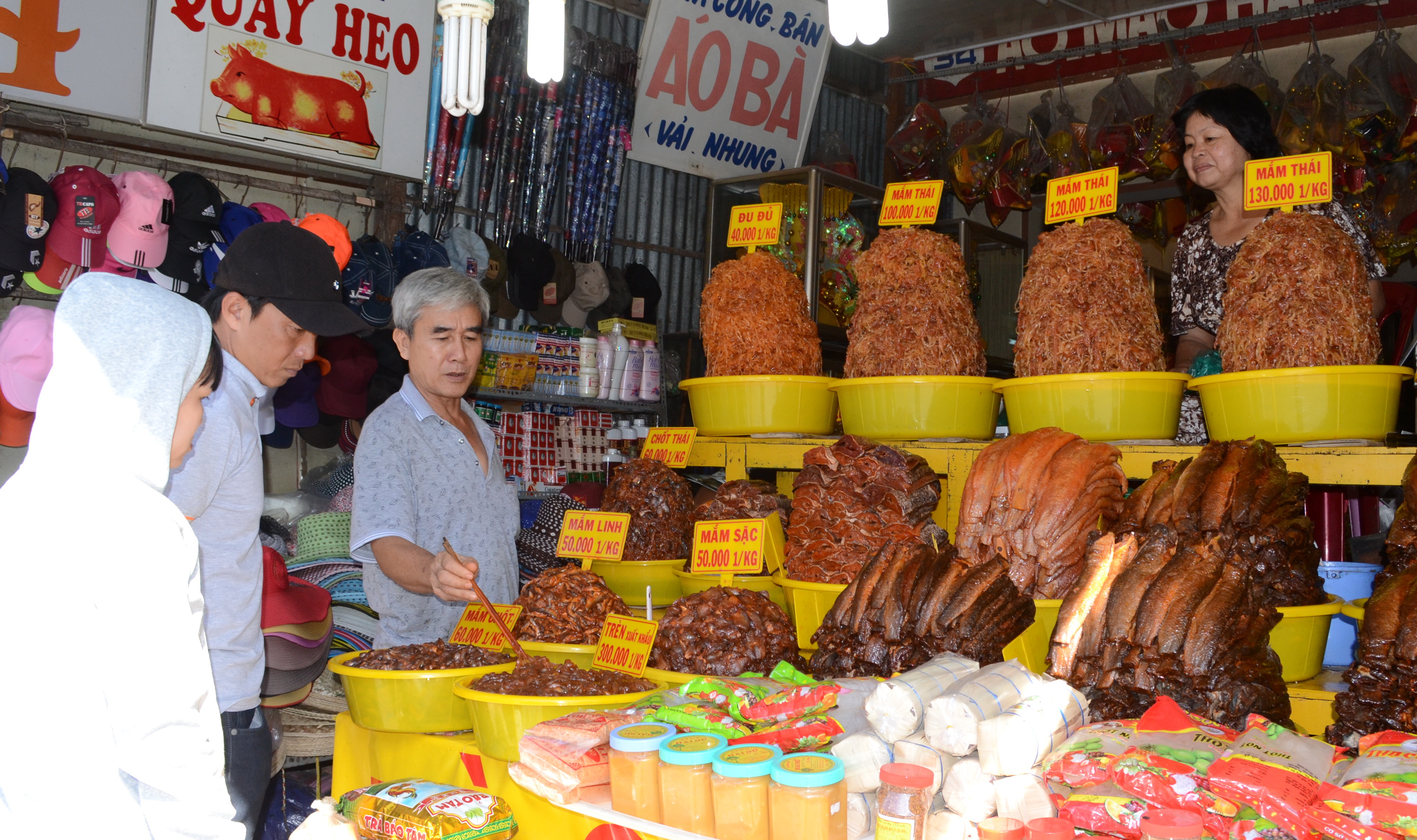 Mắm Châu Đốc luôn được khách chọn mua mang về quê làm quà cho người thân, bạn bè.