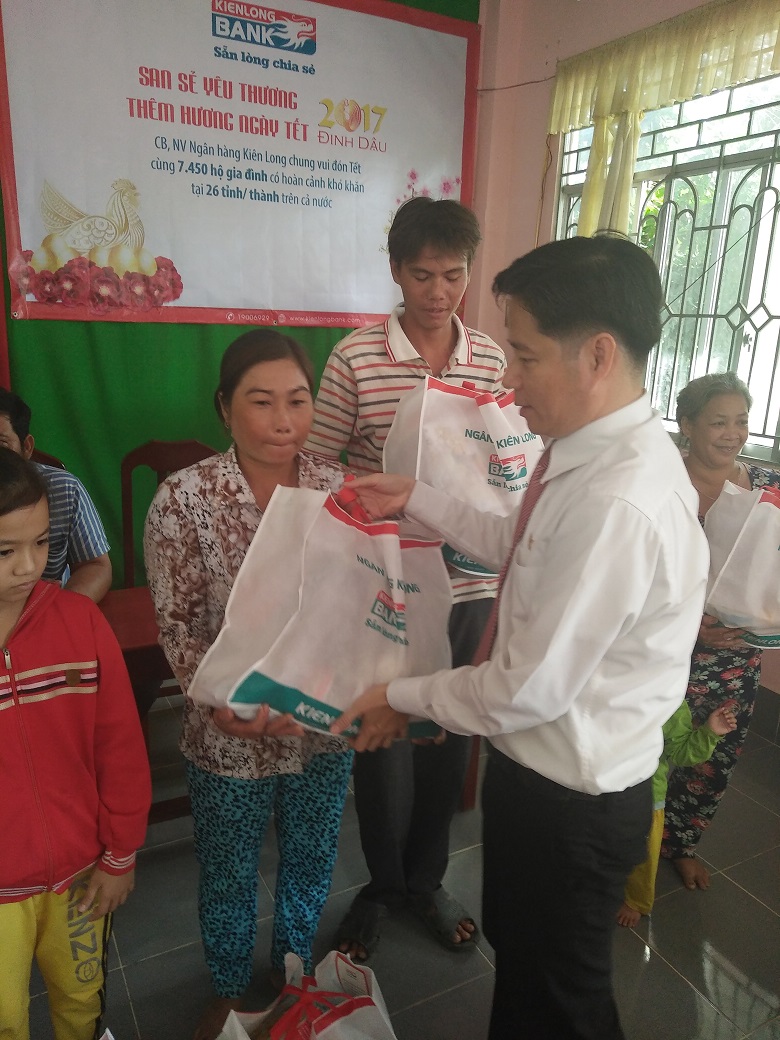 Kienlongbank tặng 7.450 phần quà Tết