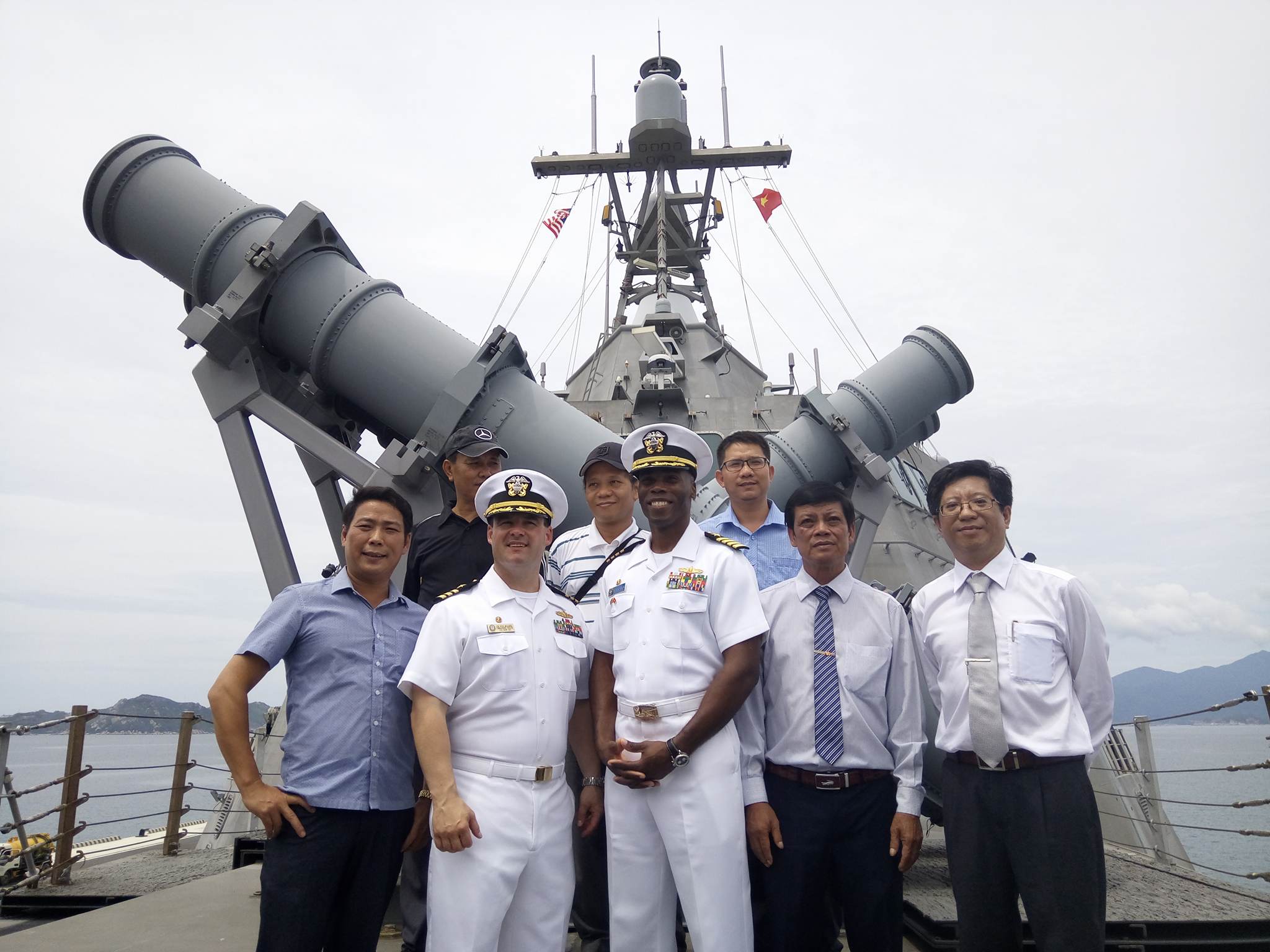 Hai chiến hạm cập cảng Cam Ranh