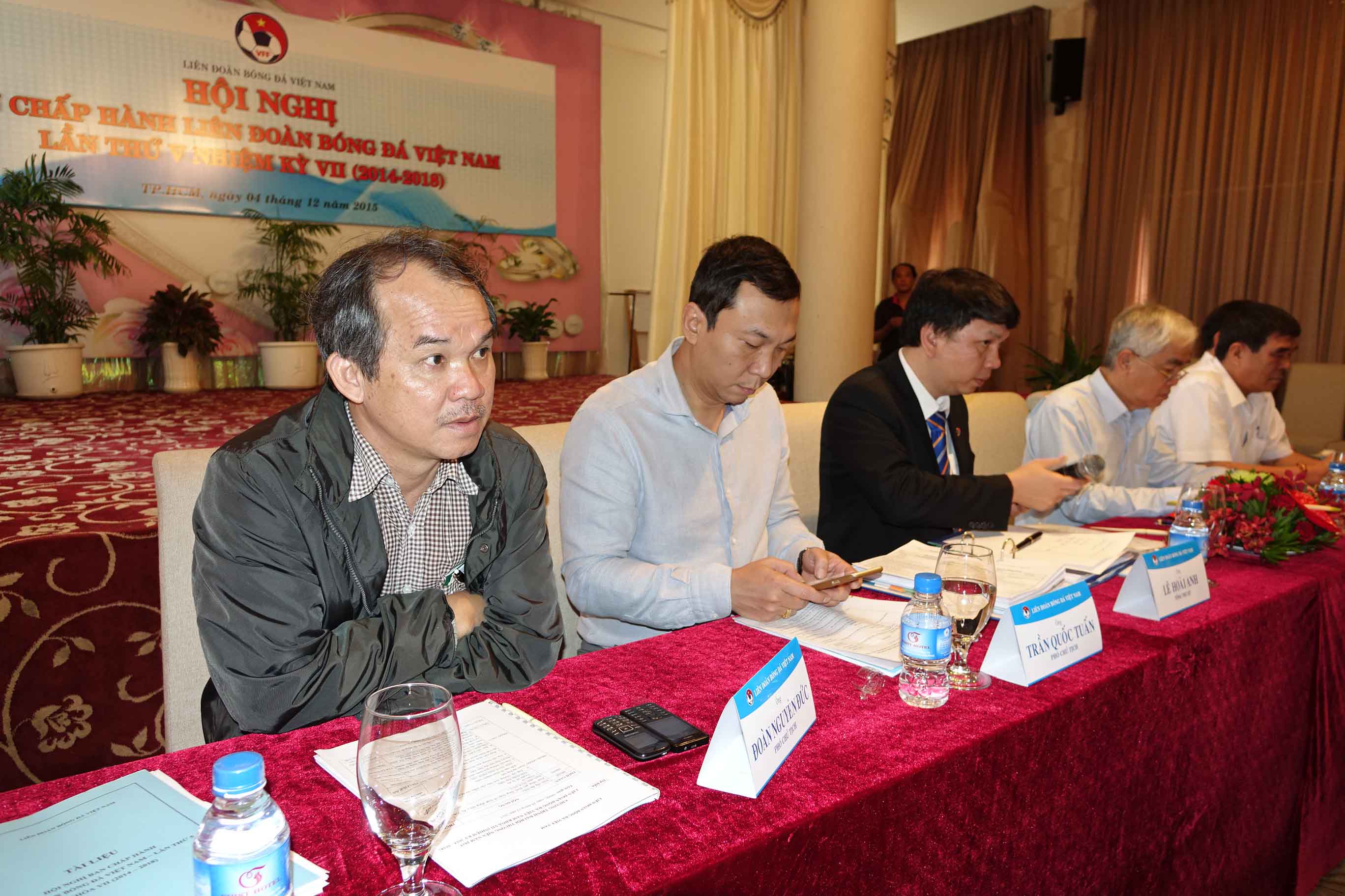 Chờ bầu Đức rủ từ chức