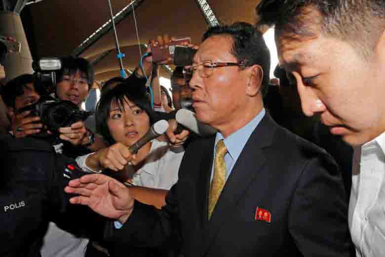 Đại sứ Triều Ti&ecirc;n tại Malaysia, &ocirc;ng Kang Chol, trong v&ograve;ng v&acirc;y ph&oacute;ng vi&ecirc;n ở s&acirc;n bay Kuala Lumpur chiều tối 6-3 Ảnh: REUTERS