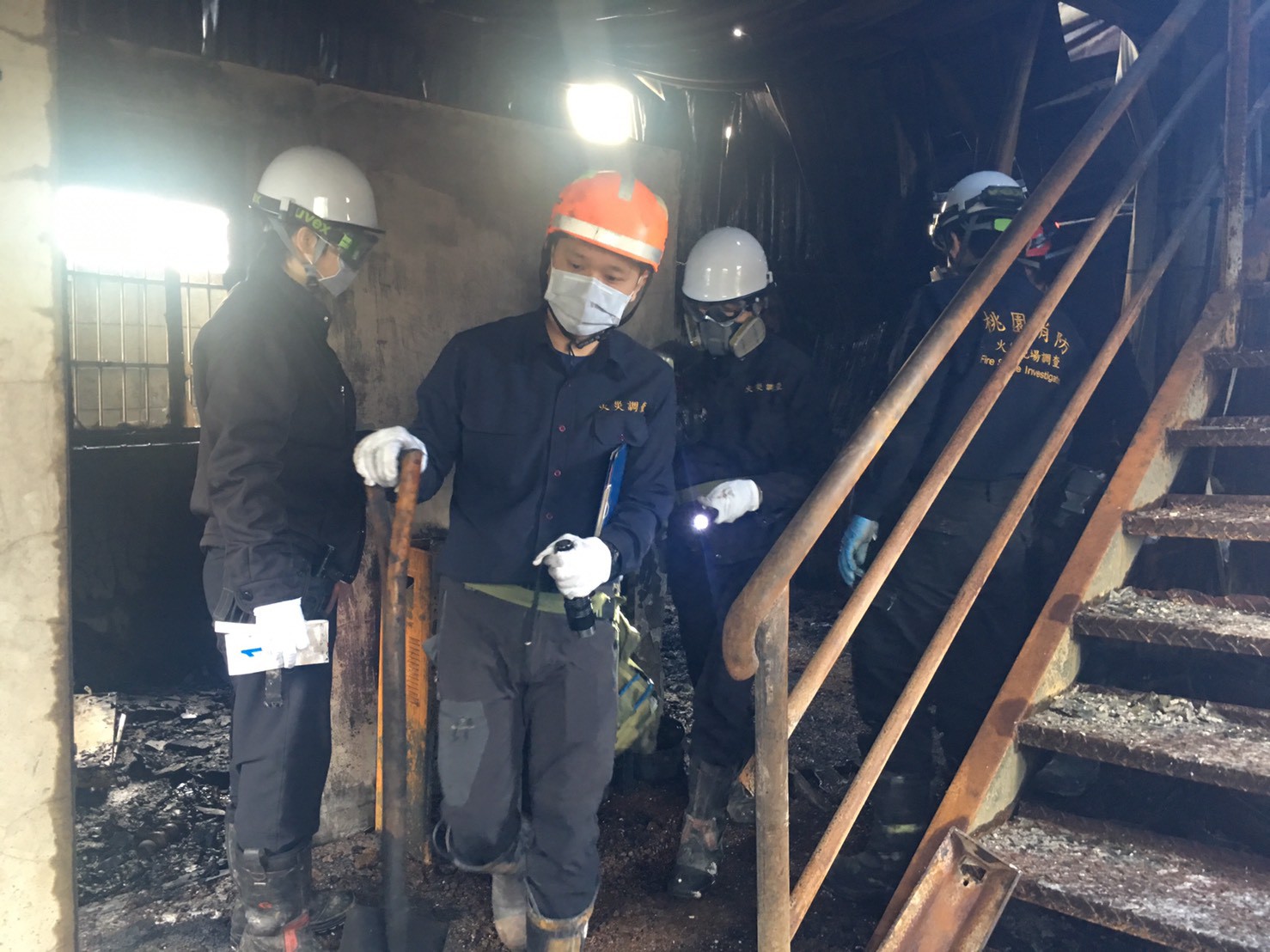 
Nh&acirc;n vi&ecirc;n điều tra tại hiện trường. Ảnh: CNA
