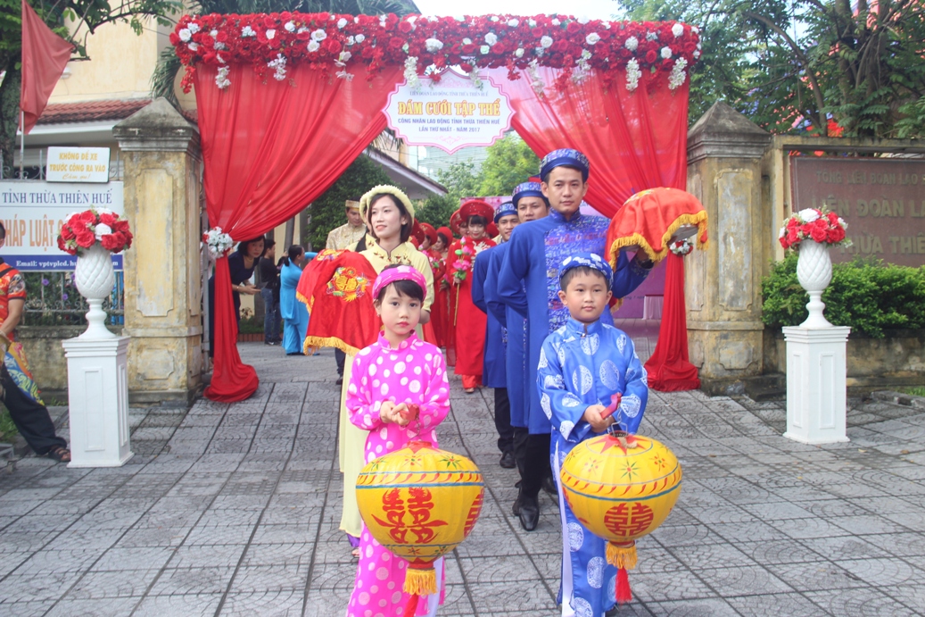 Xúc động đám cưới tập thể của những người lao động nghèo xứ Huế - Ảnh 4.