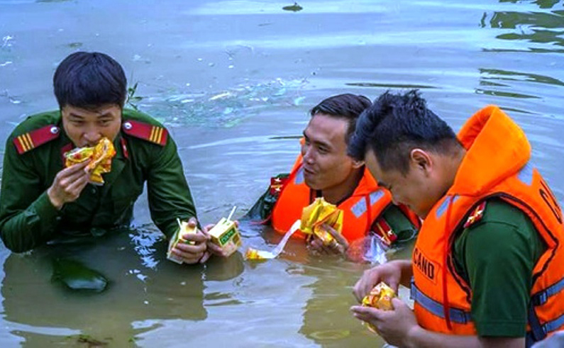 Công an, bộ đội dầm  mình trong nước ăn vội, giúp dân chống lũ dữ